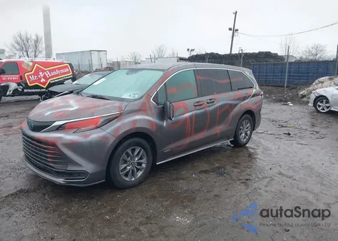 2021 Toyota Sienna Le z USA, uszkodzony, nr VIN 5TDKRKEC4MS046608